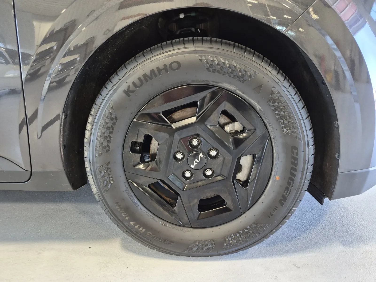 Used 2025 Kia Carnival FWD image 36