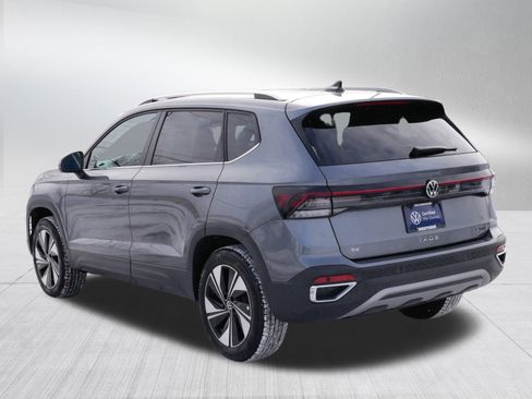 Certified 2025 Volkswagen Taos SE image 5