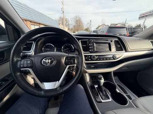 Used 2015 Toyota Highlander Plus AWD/4WD image 3