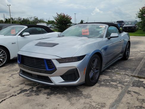 Used 2025 Ford Mustang GT Premium RWD image 3