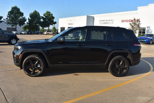 Used 2023 Jeep Grand Cherokee Limited w/ Black Appearance Package AWD/4WD image 10