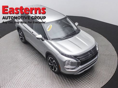Used 2024 Mitsubishi Outlander SE AWD/4WD image 3