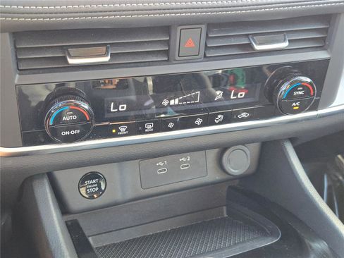 Used 2024 Nissan Rogue SV image 30