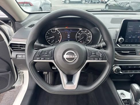 Used 2025 Nissan Altima 2.5 SV FWD image 12