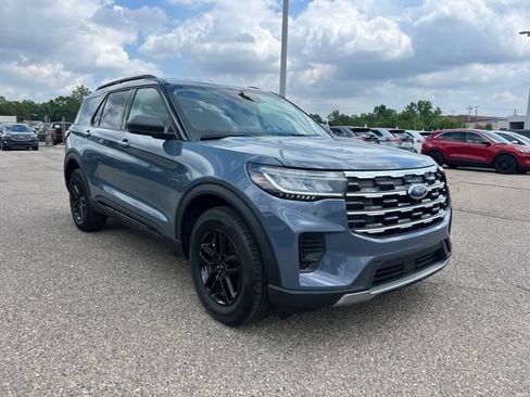 Used 2026 Ford Explorer Active AWD/4WD image 3