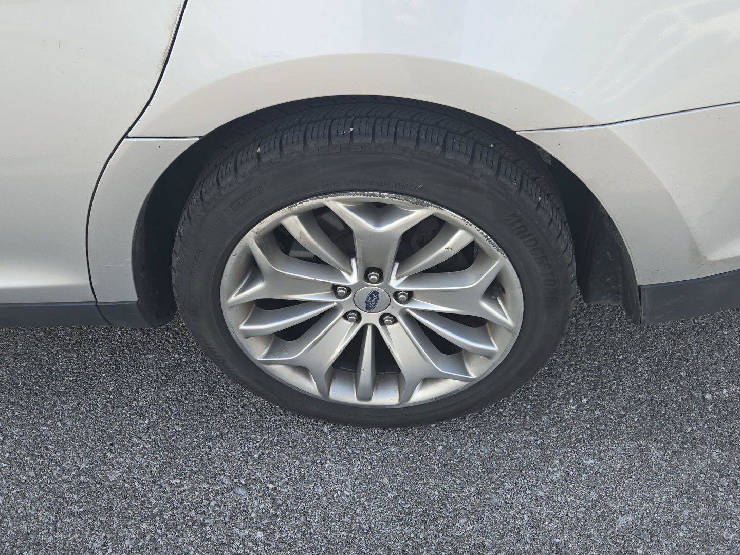 Used 2015 Ford Taurus Limited FWD image 11