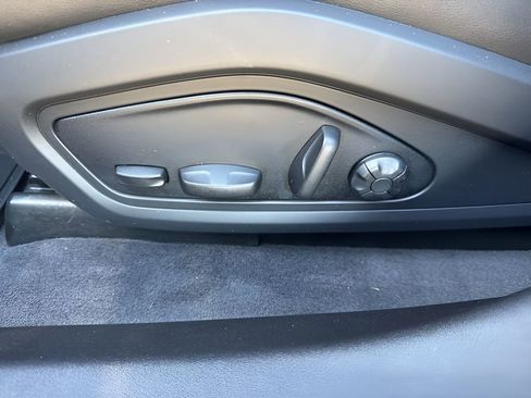 Used 2022 Porsche Taycan image 10