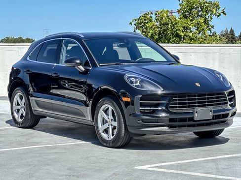 Certified 2021 Porsche Macan image 10