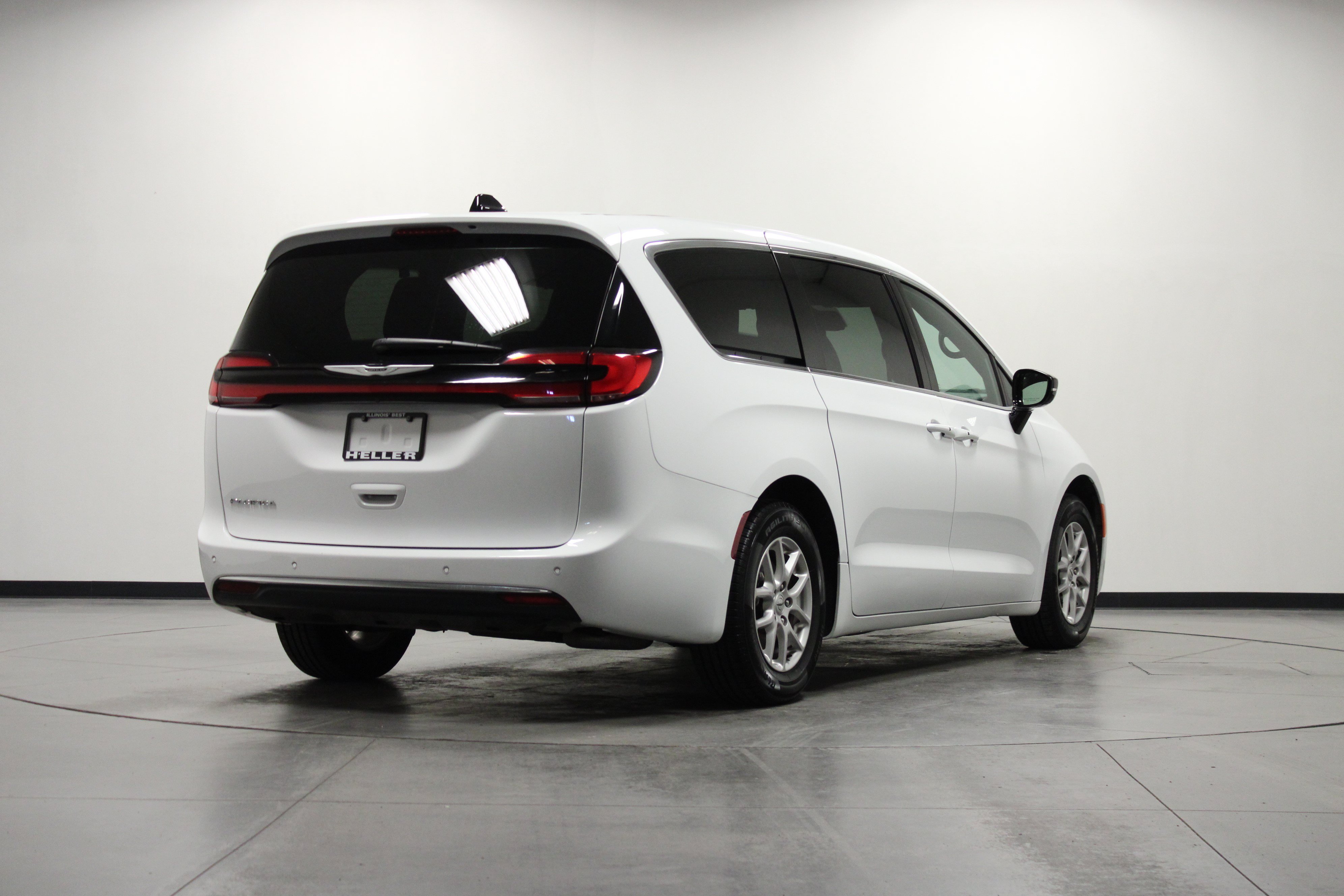 Used 2025 Chrysler Pacifica Select FWD image 4