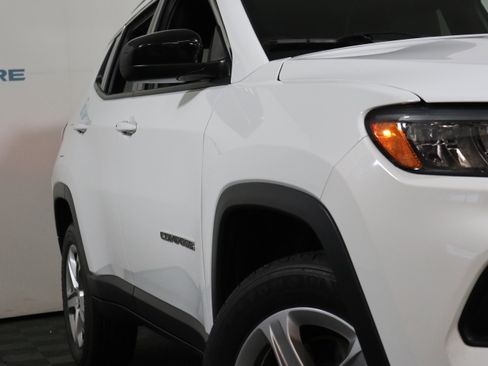 Used 2023 Jeep Compass Latitude AWD/4WD image 3