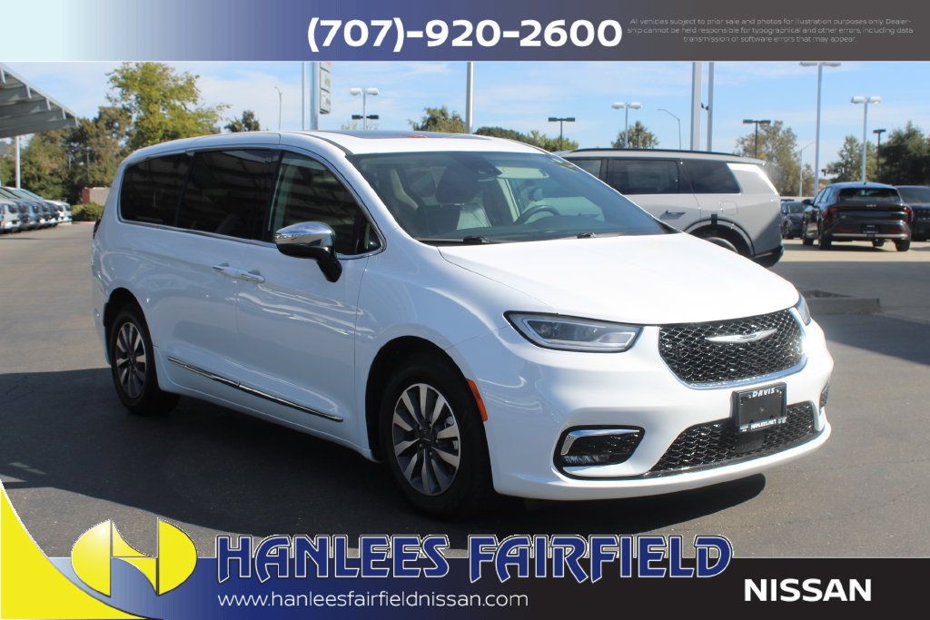Used 2023 Chrysler Pacifica Limited FWD image 5