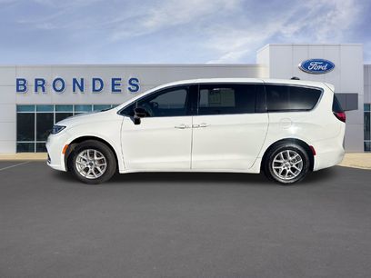 Used 2025 Chrysler Pacifica Select