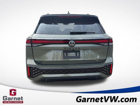Used 2025 Volkswagen Tiguan SE R-Line AWD/4WD image 4