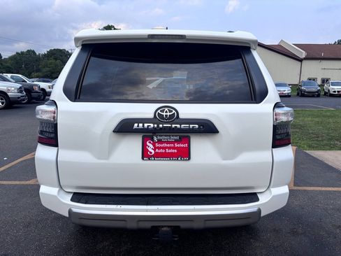 Used 2018 Toyota 4Runner SR5 AWD/4WD image 7