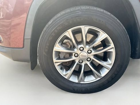 Used 2020 Jeep Cherokee Latitude Plus AWD/4WD image 19