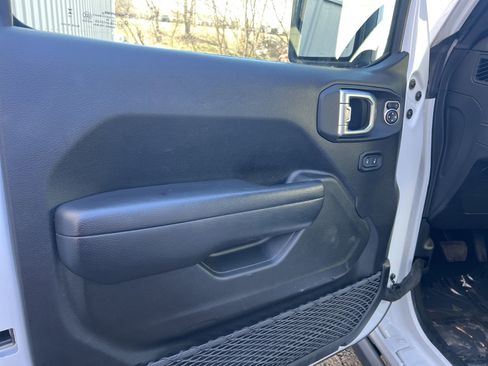 Used 2025 Jeep Wrangler Unlimited Rubicon image 10