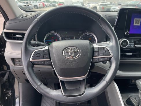 Used 2024 Toyota Highlander LE AWD/4WD image 26