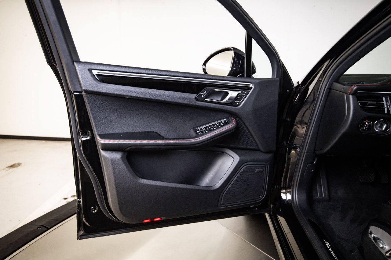 Certified 2023 Porsche Macan Turbo AWD/4WD image 23