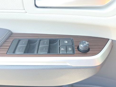 Used 2023 Toyota Sienna XLE FWD image 19
