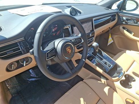 Used 2025 Porsche Macan image 4