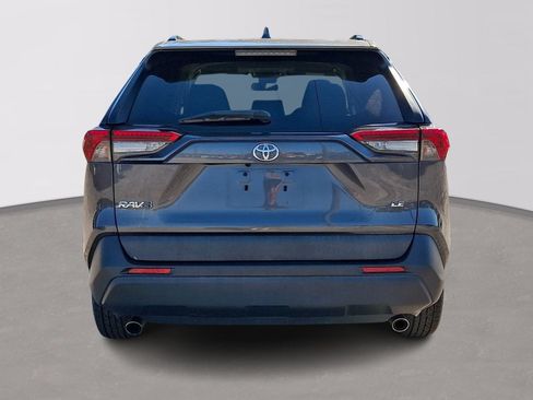 Used 2019 Toyota RAV4 LE FWD image 5