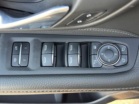 Used 2023 GMC Yukon XL Denali image 12