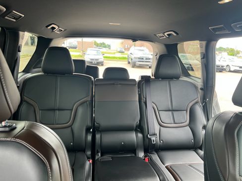 Used 2025 Nissan Armada SL RWD image 21