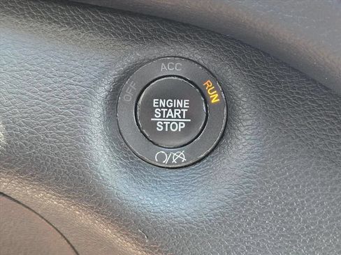 Used 2019 Jeep Cherokee Latitude Plus AWD/4WD image 17