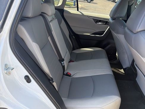 Used 2021 Toyota RAV4 XLE Premium image 6
