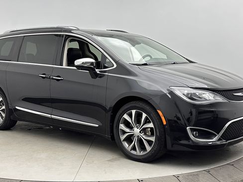 Used 2017 Chrysler Pacifica Limited image 3