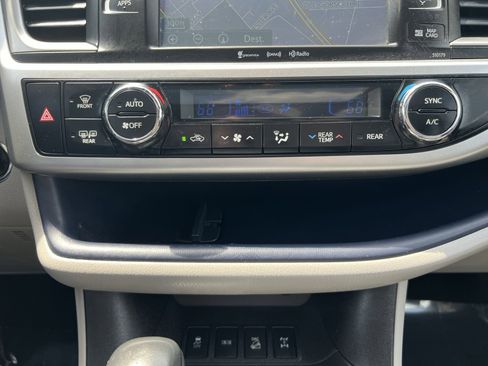 Used 2017 Toyota Highlander XLE AWD/4WD image 21