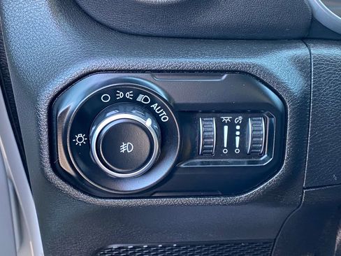 Used 2018 Jeep Wrangler Unlimited Sahara AWD/4WD image 28
