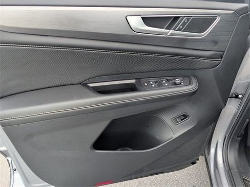 Used 2024 Volkswagen Atlas Cross Sport SE image 11