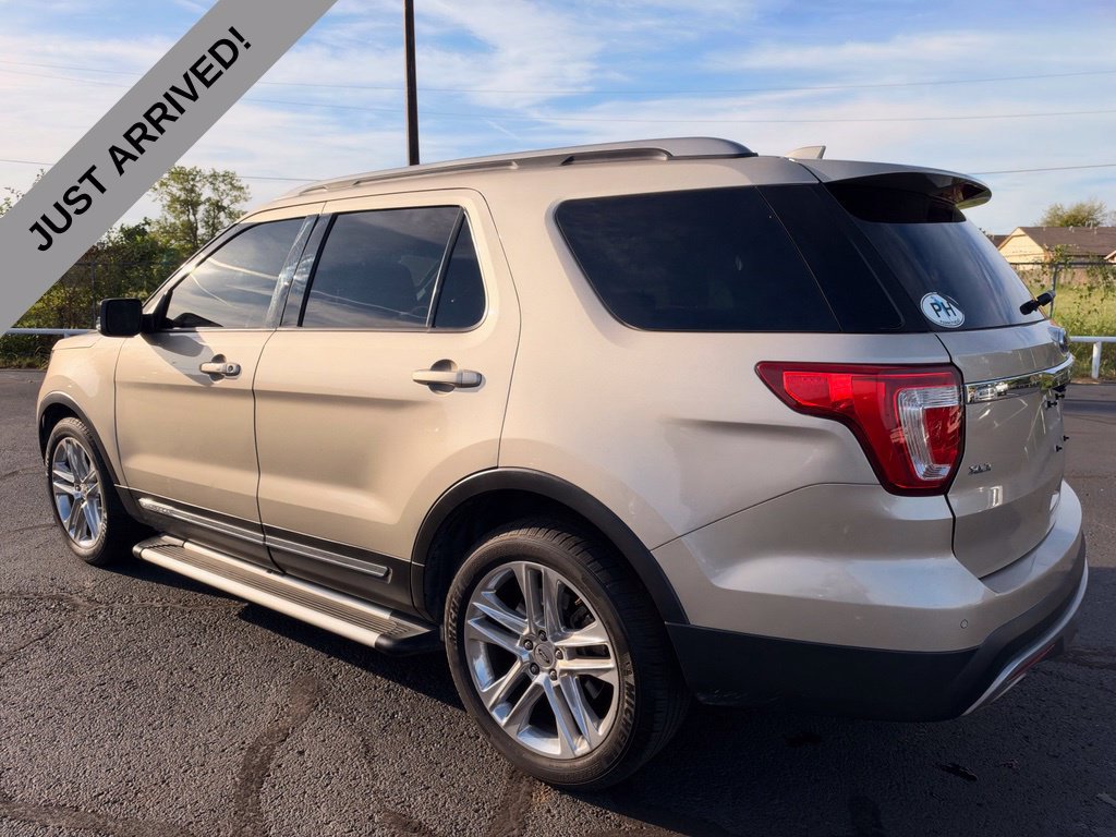 Used 2017 Ford Explorer XLT w/ Equipment Group 202A FWD image 7