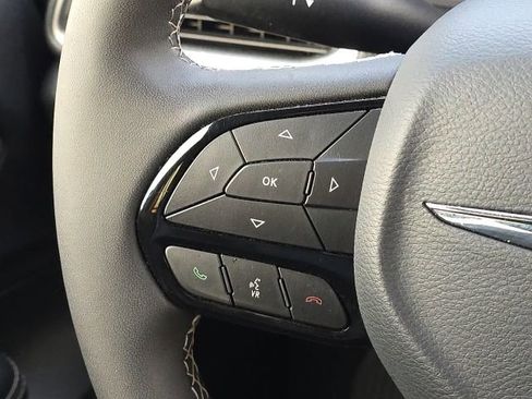 Used 2025 Chrysler Pacifica Limited FWD image 41