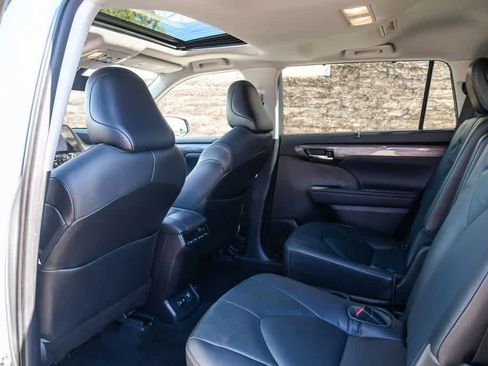 Used 2021 Toyota Highlander Limited image 18