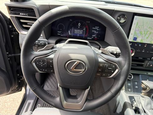 Used 2025 Lexus GX 550 w/ Accessory Package (2T) AWD/4WD image 18