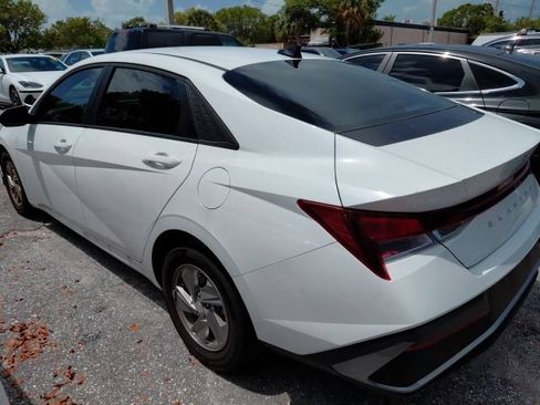 Certified 2026 Hyundai Elantra SE FWD image 4