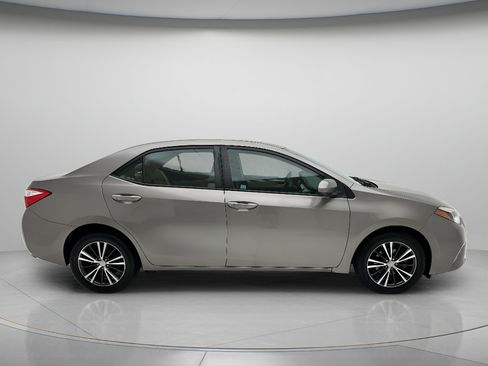 Used 2016 Toyota Corolla LE FWD image 2