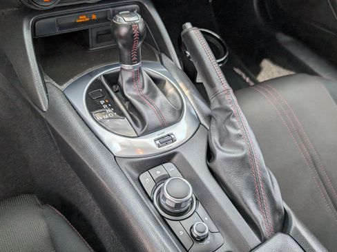 Used 2019 MAZDA MX-5 Miata Club RWD image 16