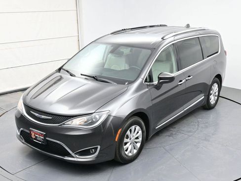 Used 2019 Chrysler Pacifica Touring-L image 34