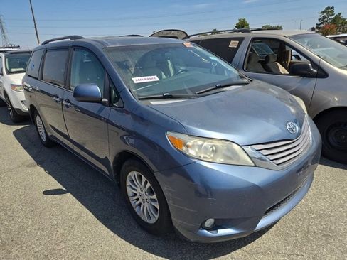 Used 2017 Toyota Sienna XLE FWD image 2