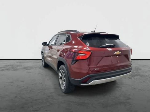 Used 2025 Chevrolet Trax LT FWD image 2