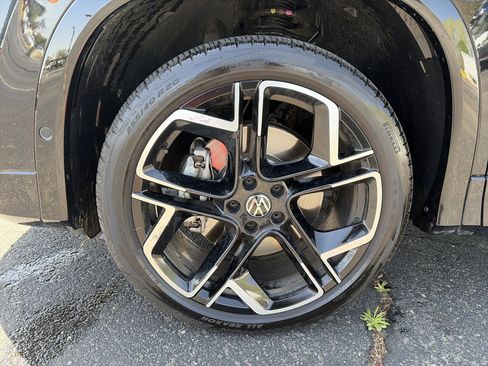 Used 2025 Volkswagen Tiguan SEL R-Line image 11