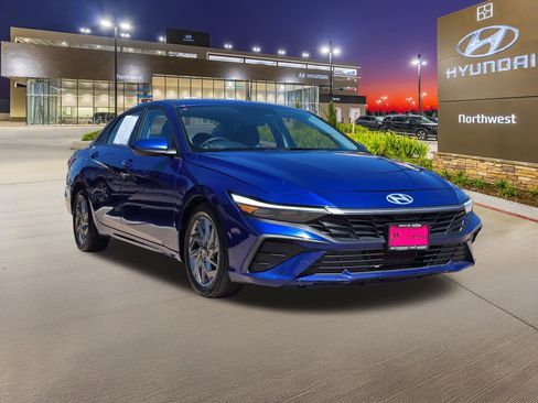 Used 2024 Hyundai Elantra SEL FWD image 3