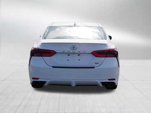 Used 2019 Toyota Camry SE FWD image 6
