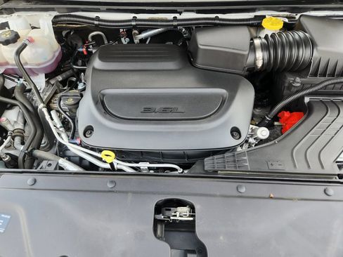 Used 2024 Chrysler Pacifica Touring-L FWD image 32