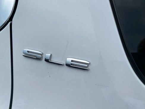 Used 2021 GMC Acadia SLE w/ Driver Convenience Package AWD/4WD image 9
