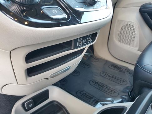 Used 2023 Chrysler Pacifica Touring-L FWD image 19