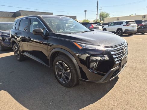 Used 2024 Nissan Rogue SV FWD image 2